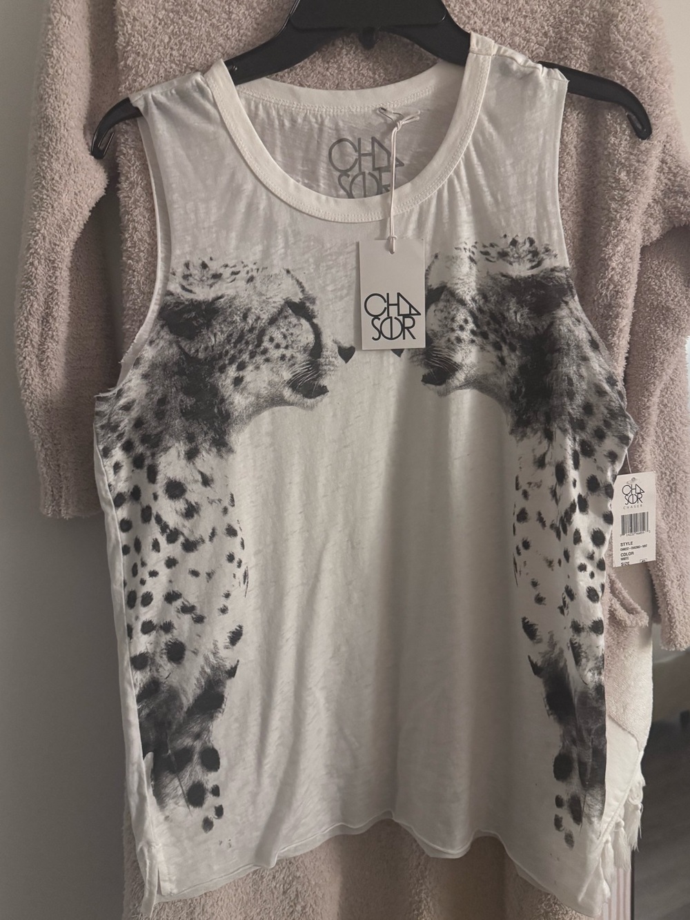 Chaser woman’s White Graphic Cheetah Muscle Tank Sz M NWT